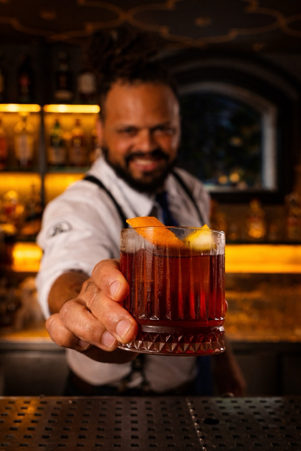 Xavier, Head Bartender do Getúlio, apresentando um drink autoral