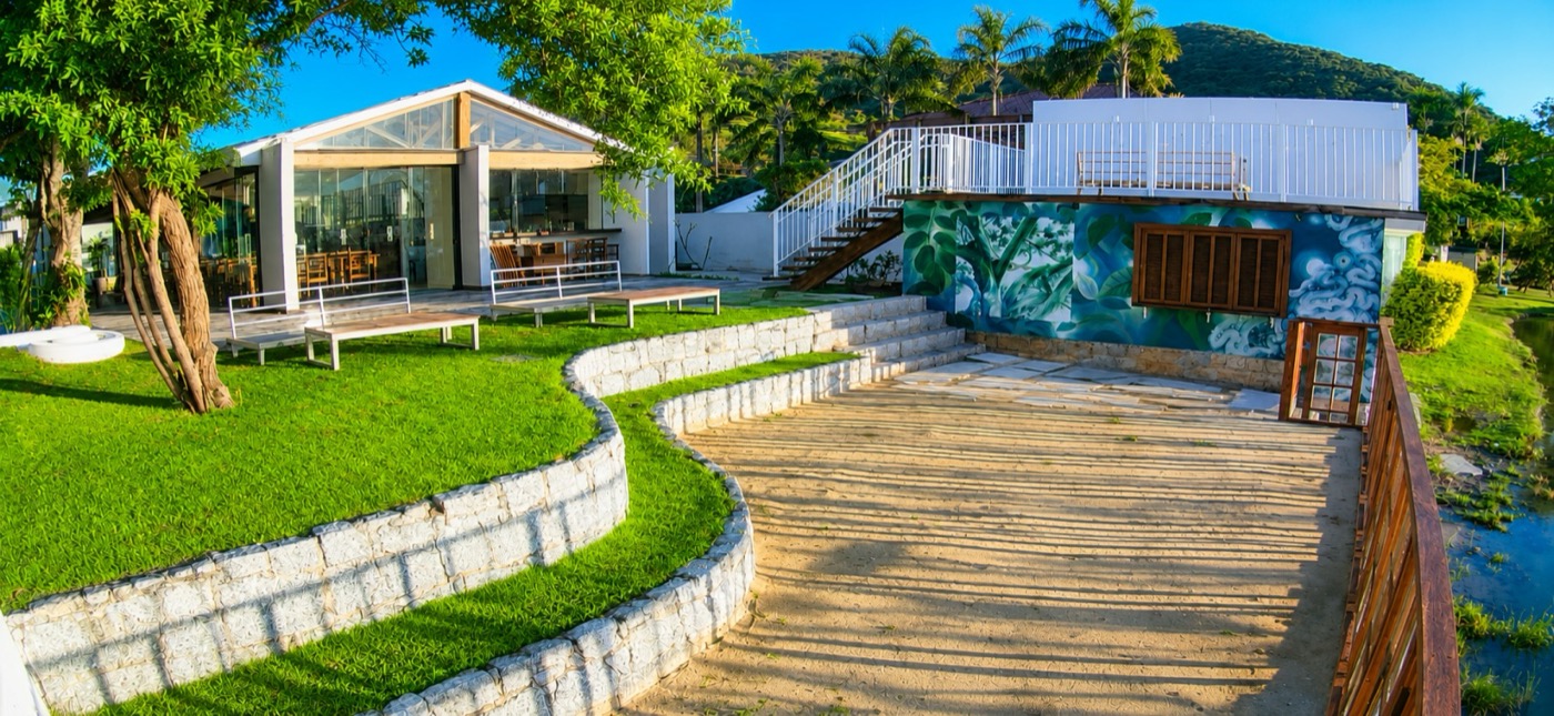 Deck e jardim da Los Troncos na Lagoa da Conceição