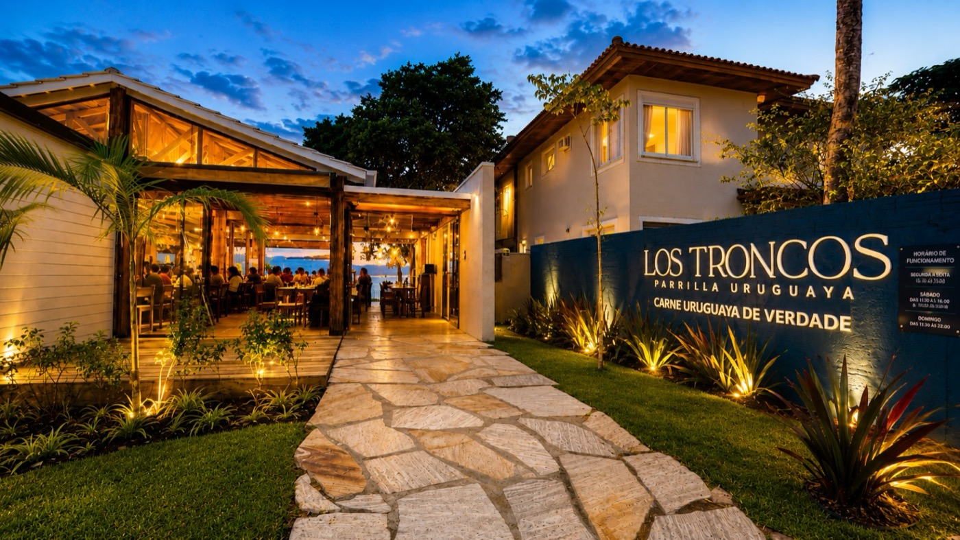 Fachada da Los Troncos na Lagoa da Conceição ao entardecer